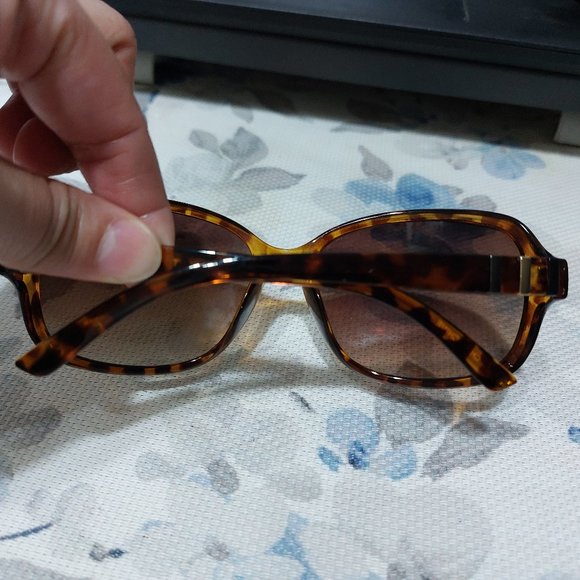 Foster Grant Leopard Print Cat 2 Sunglasses - Picture 9 of 9